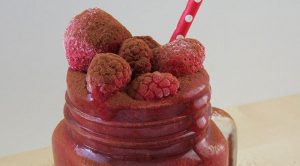Eiskalter Kirsch-Smoothie mit Erdbeeren und Himbeeren gewürzt mit Zimt und Kakao - Flockelicious