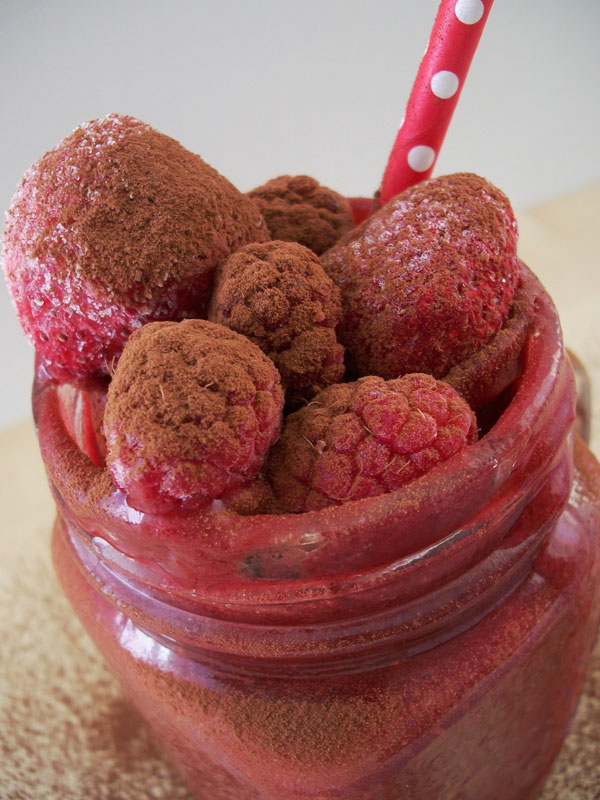 Eiskalter Kirsch-Smoothie mit Erdbeeren und Himbeeren gewürzt mit Zimt und Kakao - Flockelicious