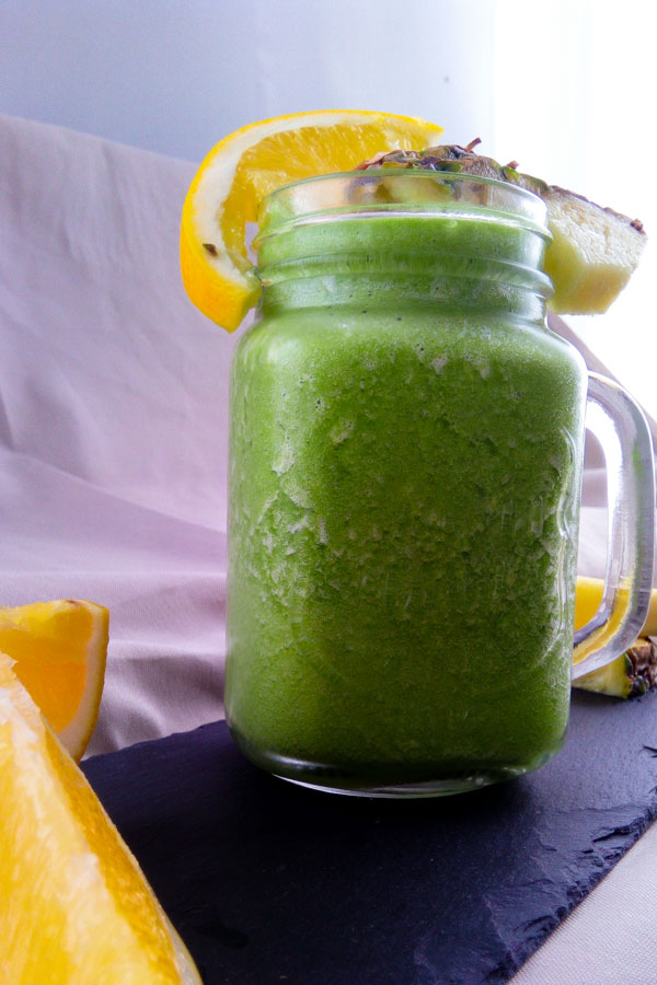 Healthy green Smoothie with Spinach, Pinapple and Orange - Flockelicious