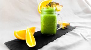 Erfrischender grüner Smoothie mit Orange, frischem Spinat und Ananas - Flockelicious